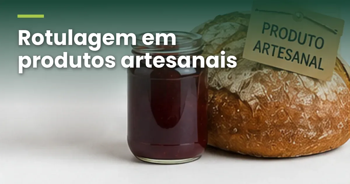 Foto de um pote de vidro sem tampa, cheio de geleia vermelho-escura, ao lado de um pão redondo de casca rústica enfarinhada, sobre um fundo claro; apoiada no pão, diante da base de uma garrafa clara, uma etiqueta de papel pardo presa por um barbante diz PRODUTO ARTESANAL, com o título Rotulagem em produtos artesanais no alto, em letras brancas sobre um degradê verde