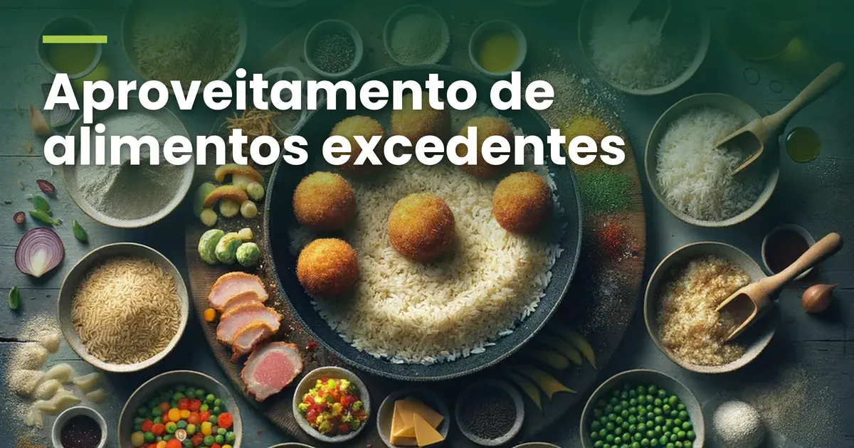 Mesa de madeira vista de cima, com uma frigideira de arroz cozido e bolinhos de arroz empanados no centro, sobre uma tábua redonda, cercada de tigelas de arroz cru, farinha, ervilhas, legumes em cubos, fatias de queijo e de carne, cebola roxa, especiarias e óleo, com o título Aproveitamento de alimentos excedentes no alto, em letras brancas sobre um degradê verde